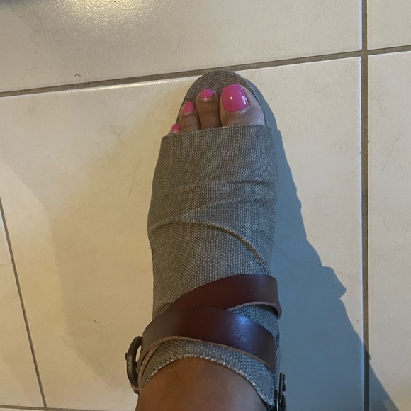 Blowfish Wedge Heel Shoes. - Picture 4 of 5